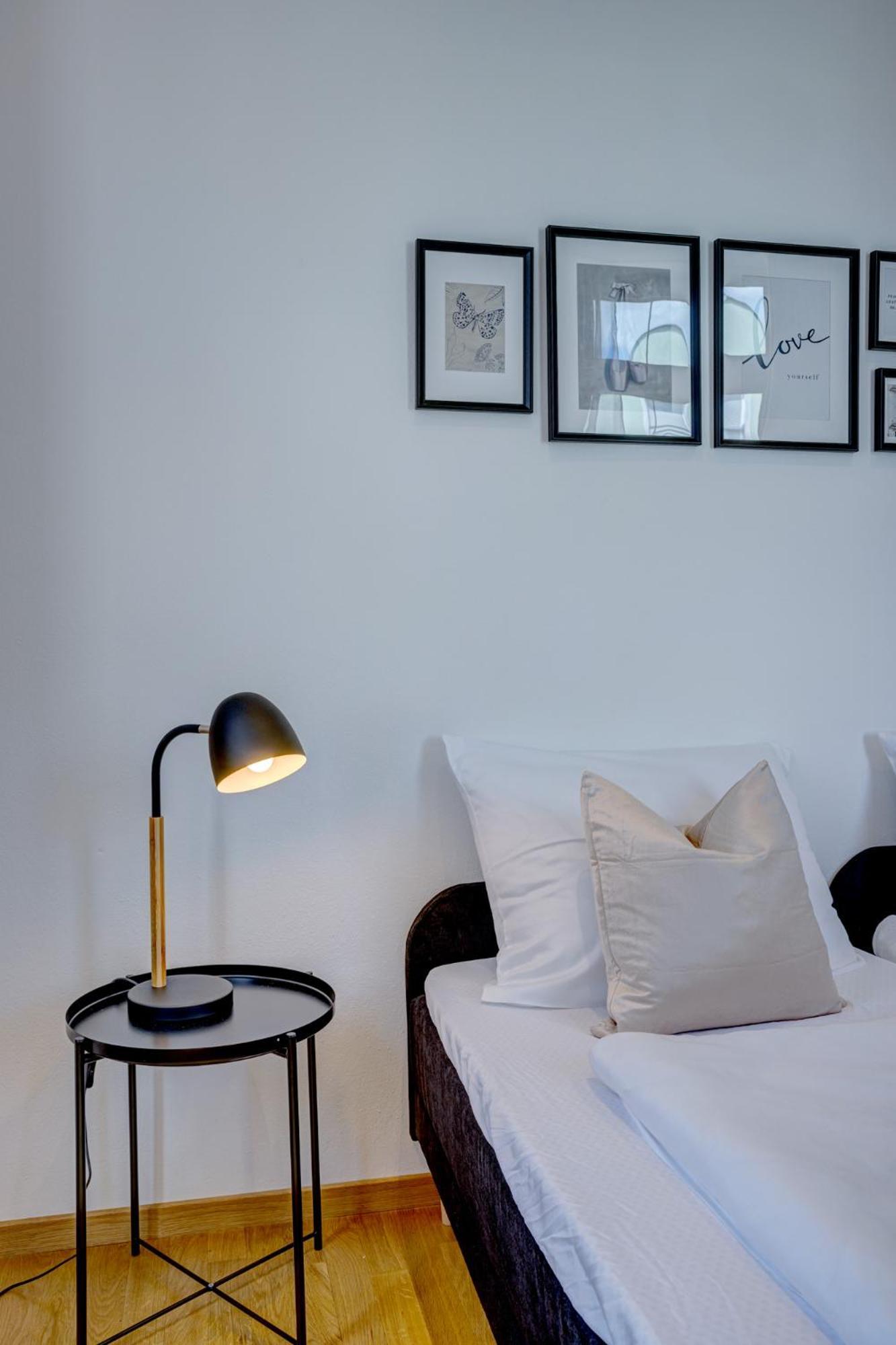 Kaza Guesthouse, Centrally Located 2 & 3 Bedroom Apartments In Аугсбург Экстерьер фото